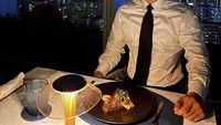 Makan mewah di sebuah restoran, Siwon tampak memesan seporsi steak. Ia berpose dengan latar pemandangan kota yang indah. Foto: Instagram @siwonchoi
