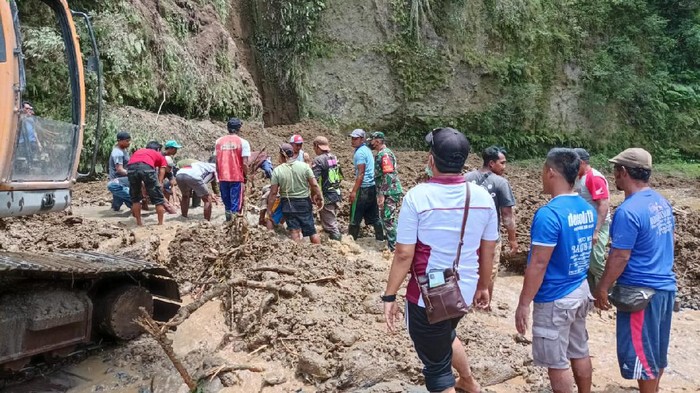 Sopir Truk Pasir Tewas Tertimbun Tebing Longsor