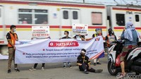 Kegiatan tersebut untuk mengedukasi para pengendara motor agar tertib saat melintas di perlintasan sebidang KA.