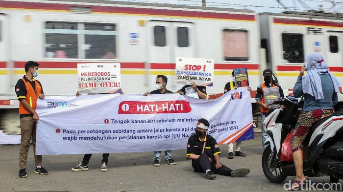 PT KAI dan Komunitas Railfans menggelar sosialisasi keselamatan di perlintasan kawasan Bukit Duri, Jakarta. Sosialisasi ini untuk mengurangi angka kecelakaan di perlintasan KA.