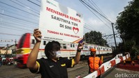 Dengan adanya sosialisasi tersebut diharapkan para pengendara sadar akan keselamatan saat melintas di perlintasan sebidang.