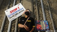 Sejumlah petugas PT KAI bersama Komunitas Railfans menggelar sosialisasi keselamatan di perlintasan kawasan Bukit Duri, Jakarta, Sabtu (11/12/2021).
