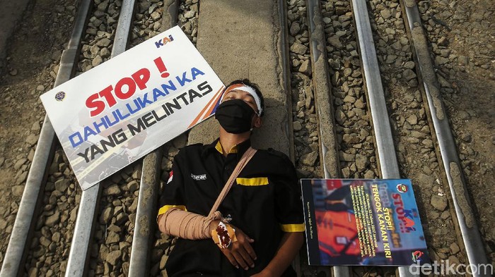 Sosialisasi Keselamatan di Perlintasan KA PT KAI dan Komunitas Railfans menggelar sosialisasi keselamatan di perlintasan kawasan Bukit Duri, Jakarta. Sosialisasi ini untuk mengurangi angka kecelakaan di perlintasan KA.