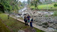 Lokasi Resort Prima Cipayung Megamendung dekat dengan sungai jernih