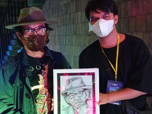 Saat Seniman Disablitas Hadiahkan Lukisan Sketsa Wajah ke Sudjiwo Tejo