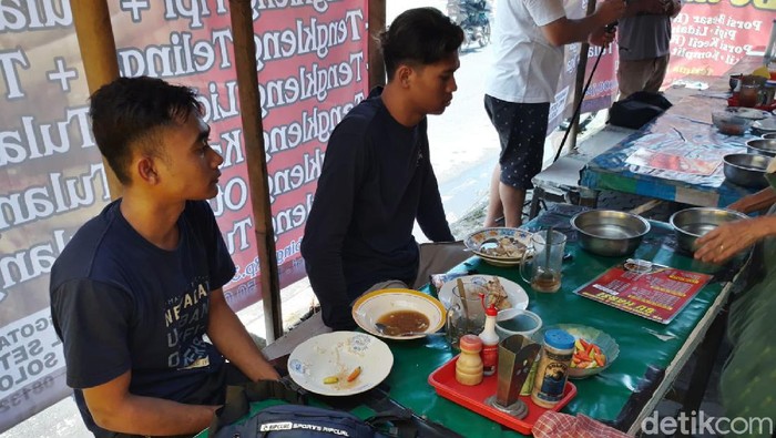 Warung tengkleng Bu Harsi Solo Baru, Sukoharjo, sempat diviralkan karena harganya dianggap 'ngepruk' alias kemahalan. Warung di kawasan bisnis Kabupaten Sukoharjo itu hari ini tampak ramai setelah sempat sepi.