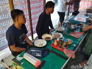 Senyum Harsi Warung Tengklengnya Ramai Lagi Usai Diviralkan Ngepruk