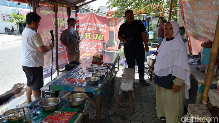 Tengkleng Bu Harsi Ramai Lagi Warung tengkleng Bu Harsi Solo Baru, Sukoharjo, sempat diviralkan karena harganya dianggap 'ngepruk' alias kemahalan. Warung di kawasan bisnis Kabupaten Sukoharjo itu hari ini tampak ramai setelah sempat sepi.