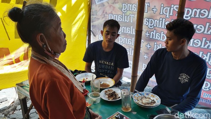 Tengkleng Bu Harsi Ramai Lagi Warung tengkleng Bu Harsi Solo Baru, Sukoharjo, sempat diviralkan karena harganya dianggap 'ngepruk' alias kemahalan. Warung di kawasan bisnis Kabupaten Sukoharjo itu hari ini tampak ramai setelah sempat sepi.