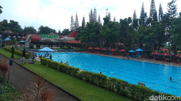 Angka kunjungan wisata Owabong rata-rata mencapai angka di atas 1.000 pengunjung per hari, namun angka tersebut terbilang kecil apabila dibandingkan dengan kunjungan di masa sebelum pandemi. (Vandi Romadhon/detikcom) Angka kunjungan wisata Owabong rata-rata mencapai angka di atas 1.000 pengunjung per hari, namun angka tersebut terbilang kecil apabila dibandingkan dengan kunjungan di masa sebelum pandemi. (Vandi Romadhon/detikcom)