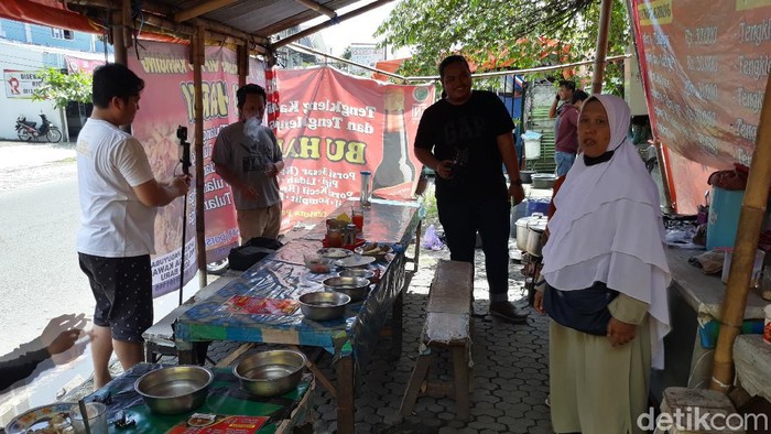 Warung Tengkleng Bu Harsi sempat sepi usai diviralkan ngepruk harga kini ramai pembeli, Sabtu (11/12/2021)