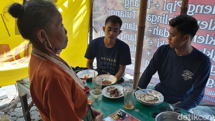 Warung Tengkleng Bu Harsi sempat sepi usai diviralkan ngepruk harga kini ramai pembeli, Sabtu (11/12/2021)