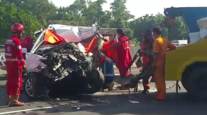 2 orang tewas akibat kecelakaan mobil di Tol Japek