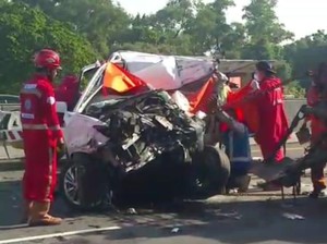 Mobil Tabrak Belakang Truk di Tol Japek, Dua Orang Tewas