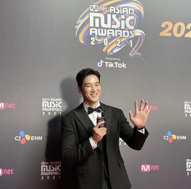 Ahn Bo Hyun membagikan serangkaian foto saat menunggu di dalam mobil hingga tiba di red carpet MAMA 2021. Selama acara, pemain drama Korea My Name itu membacakan nominasi bersama Choi Bo Ah. Foto: dok Instagram bohyunahn