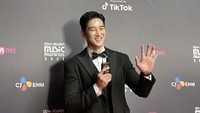 Traveler yang pernah menonton Yumi Cells atau Military Prosecutor pasti tidak asing dengan sosok tampan Ahn Bo Hyun. Sepertinya dia sedang liburan di Bali nih.