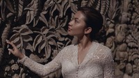 Motif bunga di kain batik yang dikenakan merupakan kesukaan Ariel Tatum. Bunga itu melambangkan cinta dan kasih sayang.  Foto: Ariel Tatum/ Instagram