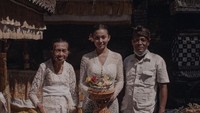 Di foto berikutnya, dia menjelaskan makna dari batik yang dikenakan rancangan Didiet Maulana yang dibuat khusus untuk merayakan ultah ke-25 tahun.  Foto: Ariel Tatum/ Instagram