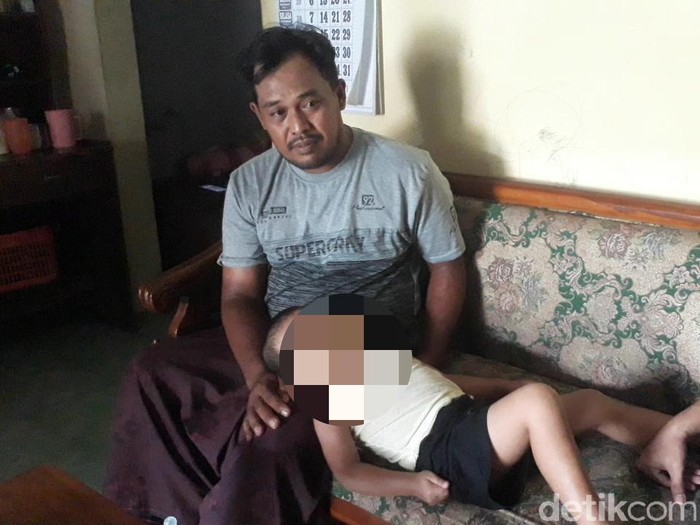 Penis MIR (3,5) tiba-tiba dalam keadaan seperti tersunat usai kencing. Orang tua dan warga menyakini MIR disunat jin.