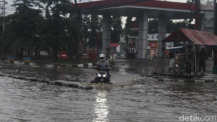 Banjir setinggi paha orang dewasa landa perempatan Gedebage