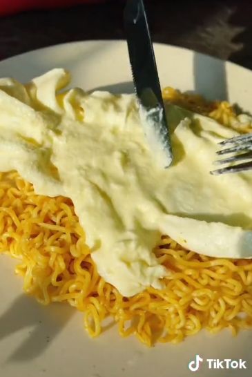 Bella Kuku Bikin Indomie Goreng Campur Keju Burrata