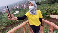 Selain itu, pengelola kebun ini membuat sebuah balkon yang dapat digunakan oleh pengunjung untuk berswafoto dengan pemandangan hamparan kebun buah naga yang ada di kaki Gunung Cikuray.