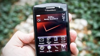 Lazaridis menilai Storm harus menjadi lebih baik. Maka Storm 2 pun dirilis pada tahun 2009. Tapi lagi-lagi sayangnya, penjualannya tak sesuai harapan.Foto: Pocket Lint