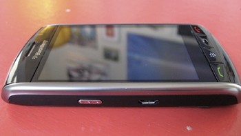 BlackBerry Storm adalah bagian dari seri BlackBerry 9500. Ini adalah ponsel perdana BlackBerry tanpa keyboard fisik yang mereka andalkan. Layar sentuhnya disebut SurePress karena menghadirkan sensasi ala mengetik dengan tombol fisik. Foto: Unwired View