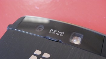 Tapi Mike Lazaridis, Co CEO RIM ketika itu, bersikeras Storm bukan kegagalan. Baginya, Storm adalah percobaan pertama RIM menggunakan teknologi baru. Ia mengambil sisi positif Storm seperti kameranya lumayan, speaker bagus dan baterai bisa diganti. Foto: Unwired View