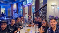 Nah, kalau yang satu ini adalah momen Bobby Joseph kala nongkrong bareng teman-teman. Dan pastinya ia juga memesan kopi di sana. Foto: Instagram @bobbyjsph