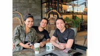 Sebagai pecinta kopi, nongkrong di berbagai kafe agaknya sudah dilakukan Bobby Joseph. Kali ini ia nongkrong di gerai kafe ternama bersama kedua temannya. Foto: Instagram @bobbyjsph