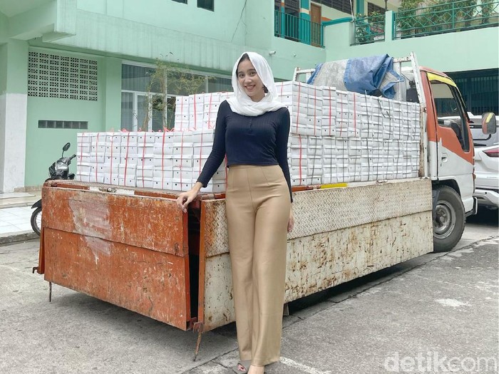 Diva Andzani bagikan makanan 1 truk.