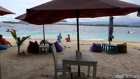 Toko-toko, bar, kafe, restoran semuanya kosong, beberapa dijual, yang lain ditinggalkan sama sekali.