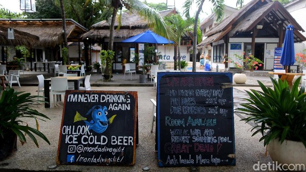 Lalu Kusnawan, ketua Asosiasi Hotel Gili yang mengelola resor di Trawangan, menyebut ada sekitar 800 hotel dengan 7.000 kamar tetapi hanya antara 20 dan 30 properti yang tetap buka. Lalu Kusnawan, ketua Asosiasi Hotel Gili yang mengelola resor di Trawangan, menyebut ada sekitar 800 hotel dengan 7.000 kamar tetapi hanya antara 20 dan 30 properti yang tetap buka.