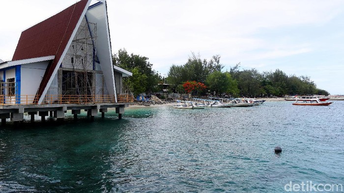 Pesona tiga kepulauan Gili di Lombok NTB lenyap bak ditelan bumi imbas pandemi COVID yang melanda negeri hampir 2 tahun belakangan ini. Ini potret terkininya.

Gili  Trawangan yang selalu ramai kini senyap bak kota mati. Pandemi virus Corona lah yang mematikan ekonomi salah satu pulau yang menjadi andalan pariwisata di Nusa Tenggara Barat (NTB) itu.

Hampir setiap malam di Gili Trawangan ini selalu ramai bahkan bisa dikatakan tak pernah tidur. Party setiap malam digelar hingga pagi menjelang. Pulau yang menjadi andalan wisatawan mancanegara itu kini sunyi sepi.