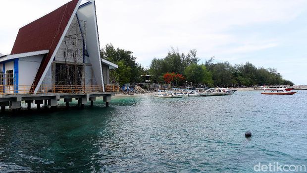 Pesona tiga kepulauan Gili di Lombok NTB lenyap bak ditelan bumi imbas pandemi COVID yang melanda negeri hampir 2 tahun belakangan ini. Ini potret terkininya.Gili  Trawangan yang selalu ramai kini senyap bak kota mati. Pandemi virus Corona lah yang mematikan ekonomi salah satu pulau yang menjadi andalan pariwisata di Nusa Tenggara Barat (NTB) itu.Hampir setiap malam di Gili Trawangan ini selalu ramai bahkan bisa dikatakan tak pernah tidur. Party setiap malam digelar hingga pagi menjelang. Pulau yang menjadi andalan wisatawan mancanegara itu kini sunyi sepi.