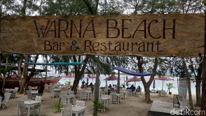 Pesona tiga kepulauan Gili di Lombok NTB lenyap bak ditelan bumi imbas pandemi COVID yang melanda negeri hampir 2 tahun belakangan ini. Ini potret terkininya.

Gili Trawangan yang selalu ramai kini senyap bak kota mati. Pandemi virus Corona lah yang mematikan ekonomi salah satu pulau yang menjadi andalan pariwisata di Nusa Tenggara Barat (NTB) itu.

Hampir setiap malam di Gili Trawangan ini selalu ramai bahkan bisa dikatakan tak pernah tidur. Party setiap malam digelar hingga pagi menjelang. Pulau yang menjadi andalan wisatawan mancanegara itu kini sunyi sepi.