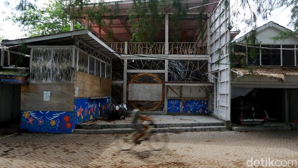 Tetapi setelah pemerintah me-lockdown nasional sejak Maret 2020 dan menutup perbatasan untuk turis asing, restoran dan hotel-hotel kolaps. Tetapi setelah pemerintah me-lockdown nasional sejak Maret 2020 dan menutup perbatasan untuk turis asing, restoran dan hotel-hotel kolaps.