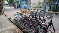 Tidak jauh dari Bali, pariwisata dan ekonomi di Gili Trawangan berkembang pesat berkat turis. Biasanya, Gili Trawangan bisa menggaet sekitar 1.500 turis asing setiap hari.