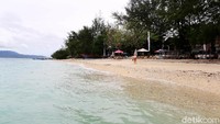 Padahal, tiga pulau Gili, Trawangan, Meno, dan Air, kadung bergantung pada turis asing.