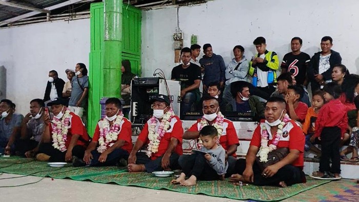 Foto: Warga di Liang Melas Datas Diberikan Kalung Bunga Usai Bertemu Presiden Jokowi (dok. Istimewa)