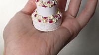 Cocok jadi merchandise pernikahan. Gantungan kecil berbentuk kue pernikahan ini terlihat begitu cantik. Didominasi warna putih dan bunga mawar yang indah, seperti melihat pengantin yang berbahagia. Foto: Istimewa
