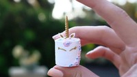 Cantik! Mengusung konsep unicorn, walaupun ukurannya begitu kecil kue ini juga dilengkapi tanduk si kuda yang cantik. Perpaduan warna putih dan pink pasti disukai anak-anak. Foto: Istimewa