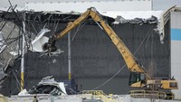 Kini alat berat dikerahkan untuk meruntuhkan bangunan yang rusak untuk proses evakuasi para korban, Sabtu (11/12) waktu setempat. Daniel Shular/St. Louis Post-Dispatch via AP.