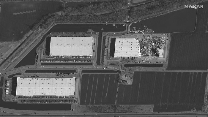 Gudang Amazon Rusak Parah Disapu Tornado Tornado juga menghancurkan gudang dan fasilitas milik Amazon di Eadwardsville, Illinois, AS. Tampak fasilitas distribusi center tersebut rusak parah.