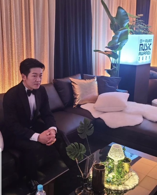 Siapa sangka Heo Sung Tae akan berkolaborasi dengan ITZY di panggung MAMA 2021. Pemain drama Korea Squid Game itu berperan sebagai mafia saat ITZY menampilkan lagu ‘In the Morning’. Foto: dok Instagram heosungtae