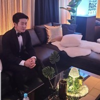 Siapa sangka Heo Sung Tae akan berkolaborasi dengan ITZY di panggung MAMA 2021. Pemain drama Korea Squid Game itu berperan sebagai mafia saat ITZY menampilkan lagu ‘In the Morning’. Foto: dok Instagram heosungtae