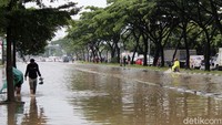 Genangan air setinggi paha juga terpantau di kelokan jalan Gedebage menuju Jl Rumah Sakit.