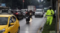 Polisi pun melakukan rekayasa lalu lintas dengan membuat sepenggal jalan nasional dari arah Cibiru ke Kiaracondong menjadi satu arah ke arah Gedebage.