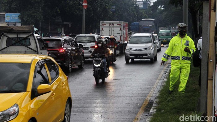 Hujan deras mengguyur Bandung sekitar pukul 12.30 WIB. Akibatnya genangan air setinggi paha orang dewasa merendam perempatan Gedebage, Bandung.